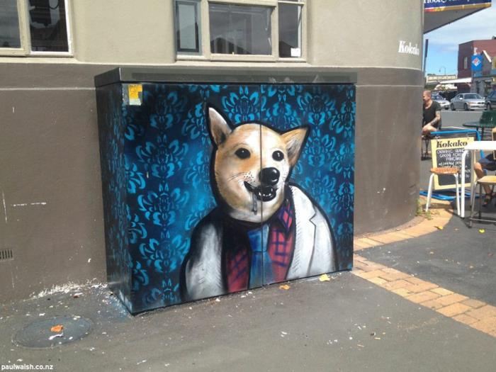 Σκυλί καλλιτέχνη δρόμου με ανθρώπινα ρούχα