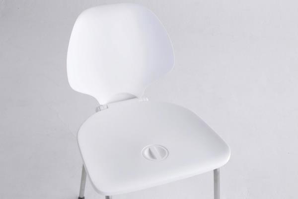 Η καρέκλα και το καπέλο είναι αδιάβροχα από τους Ιάπωνες σχεδιαστές