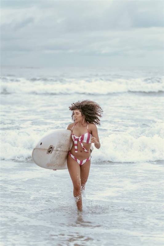 Surfer χτένισμα - η τρέχουσα καλοκαιρινή εμφάνιση κατ 'εξοχήν, φυσικά σγουρά μαλλιά