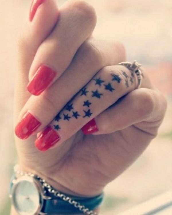 Τατουάζ βερνίκι νυχιών κόκκινα αστέρια εικόνες πρότυπο που σημαίνει δάχτυλο