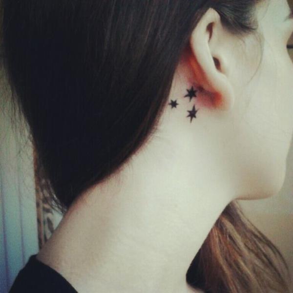 Πρότυπο εικόνων τατουάζ τριών αστέρων που σημαίνουν πίσω από το αυτί