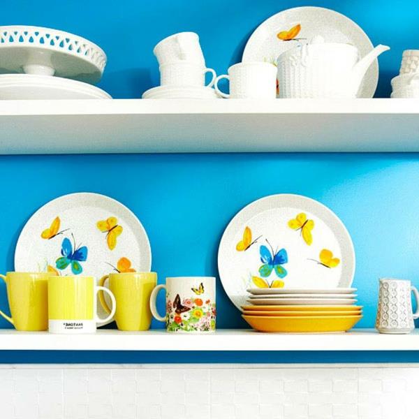 Περιστέρι μπλε χρώμα τοίχου στα πιάτα ράφια κουζίνας