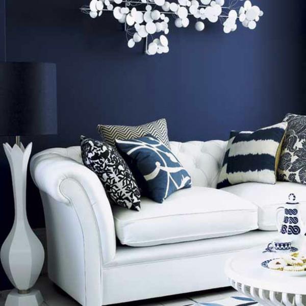 μπλε χρώμα τοίχου καναπές λευκό μοτίβο