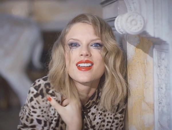 Η Taylor Swift εμφανίζεται στο εξώφυλλο του Elle UK με ένα προσωπικό δοκίμιο για ποπ μουσική κενό τραγούδι απόσπασμα από τη femme fatale