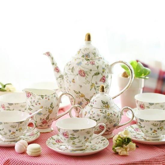 Timeρα για τσάι με τον αγγλικό τρόπο, σετ με ωραίο τσάι με ένα λεπτό μοτίβο