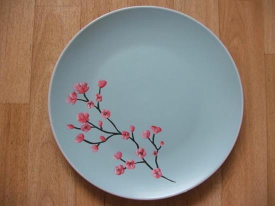 Πιάτο που ζωγραφίζει άνθη κερασιάς