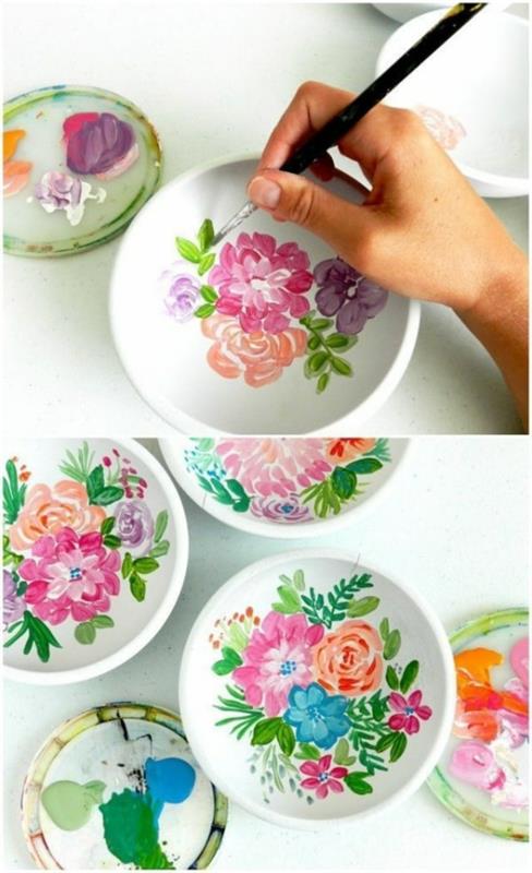 Πιάτο που ζωγραφίζει όμορφα λουλούδια