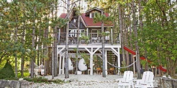 Μικροσκοπικά σπίτια ξύλινο σπίτι διώροφο στο δάσος