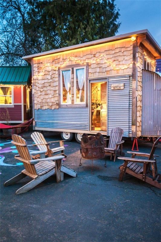Tiny Houses ένα μικρό μεταλλικό και ξύλινο σπίτι σε τροχούς με υπαίθριο καθιστικό