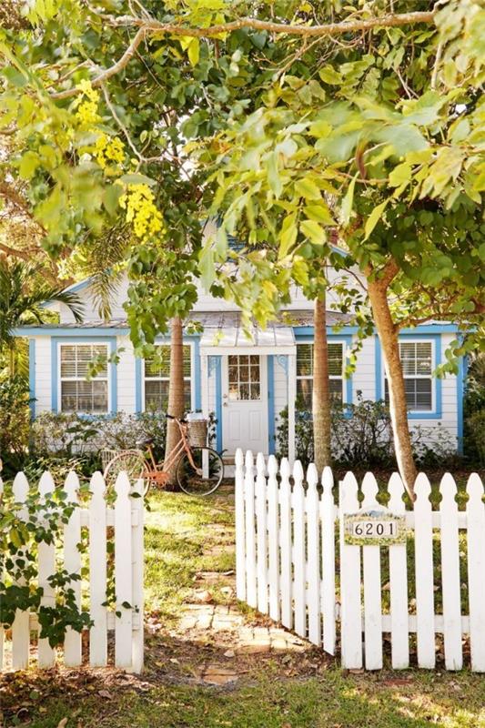 Μικροσκοπικά σπίτια μικρό σπίτι με κήπο ξύλινο φράχτη λευκό πολλά δέντρα