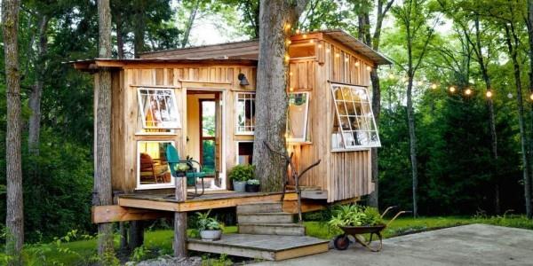 Tiny Houses μικρή ξύλινη βεράντα σπιτιού πολύ ρομαντική