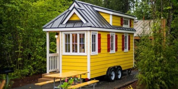 Οι μικροσκοπικές κατοικίες μπορούν να αλλάξουν την κατοικία σας όμορφο μικρό ξύλινο σπίτι σε κίτρινο χρώμα