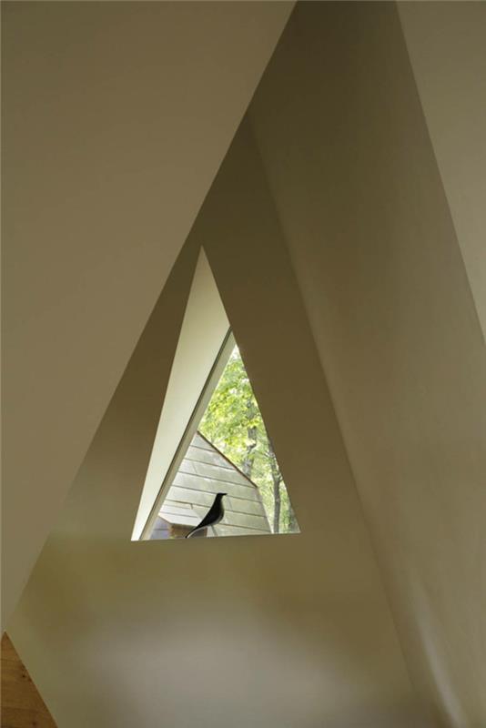 Σκηνή Tipi στο πρωινό δάσος τριγωνικό παράθυρο