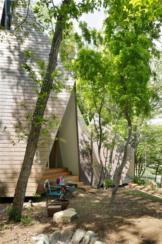 Σκηνή Teepee μπροστά από το δάσος το πρωί