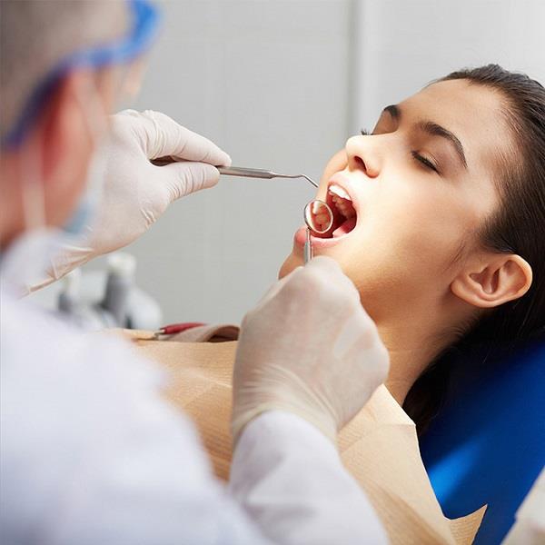 Συμβουλές για υγιή ούλα και όμορφο χαμόγελο Υγιεινή διατροφή για υγιή δόντια Επισκεφθείτε συχνά τον οδοντίατρο