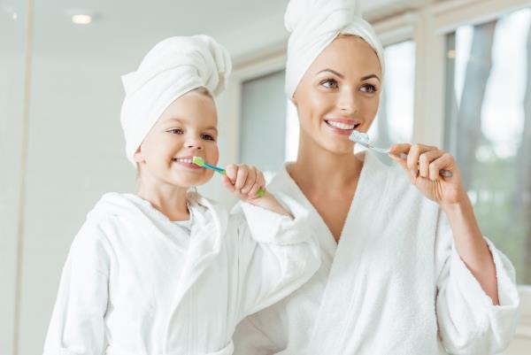 Οι συμβουλές για υγιή ούλα και ένα όμορφο χαμόγελο μαθαίνουν στα παιδιά να βουρτσίζουν τα δόντια τους