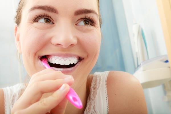 Συμβουλές για υγιή ούλα και όμορφο χαμόγελο Βουρτσίστε σωστά τα δόντια σας