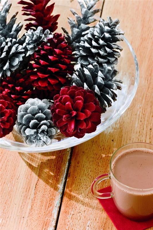 Ιδέες διακόσμησης τραπεζιού για χριστουγεννιάτικα χωνάκια βαμμένα σε διαφορετικά χρώματα σε ένα μπολ κεντρικά τοποθετημένο Φλιτζάνι ζεστό κακάο