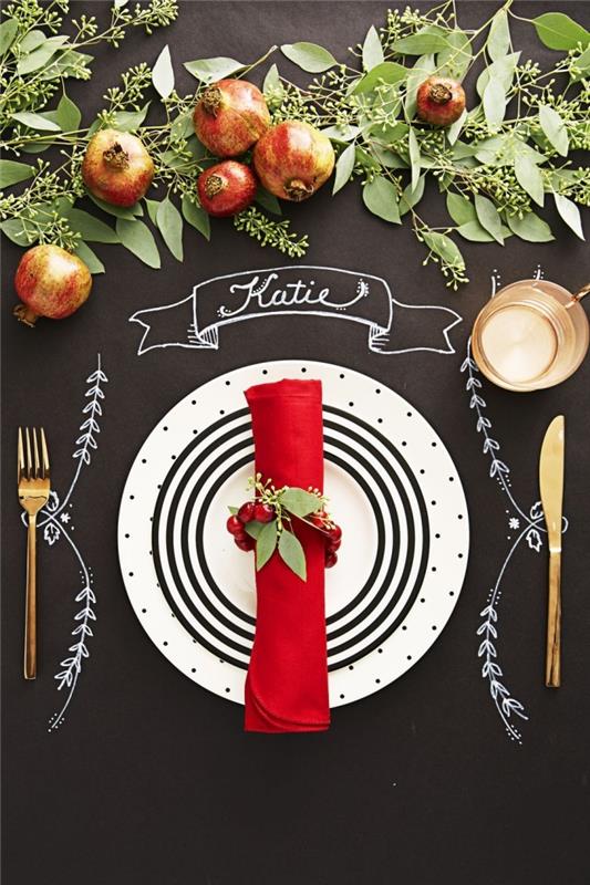 Ιδέες διακόσμησης τραπεζιού για Χριστουγεννιάτικο μαύρο μαυροπίνακα σε αυτό σχεδιάστε με κιμωλία διακοσμήστε κόκκινη χαρτοπετσέτα