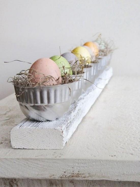 Διακόσμηση τραπεζιού Πασχαλινά ρουστίκ στυλ Πασχαλινά αυγά σε μεταλλικά μπολ