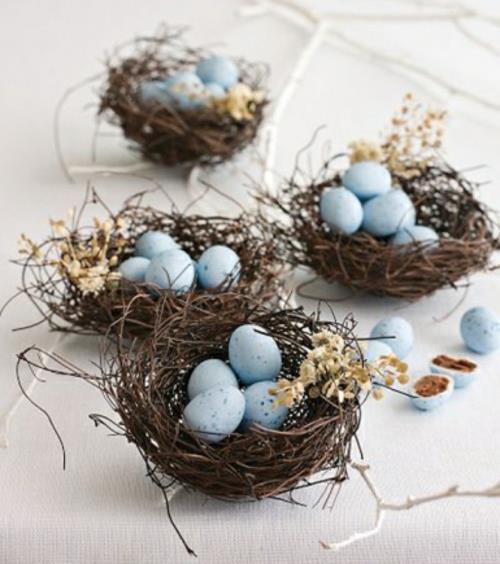 Διακοσμητικό τραπέζι για Πασχαλινά αυγά με κέλυφος μπλε αυγά ορτυκιών