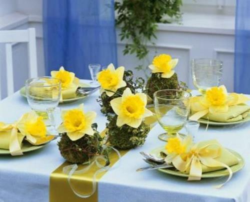 Διακόσμηση τραπεζιού Πασχαλινά κελύφη αυγών άνθη νάρκισσοι κίτρινοι