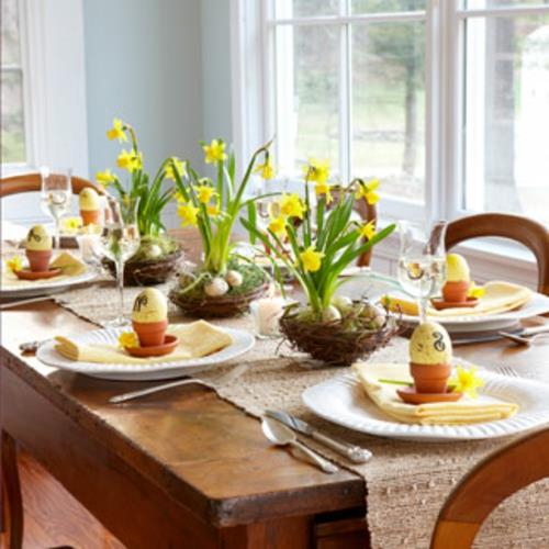 Διακοσμητικό τραπέζι για πασχαλινά λουλούδια κελύφους αυγών ρουστίκ παράθυρο