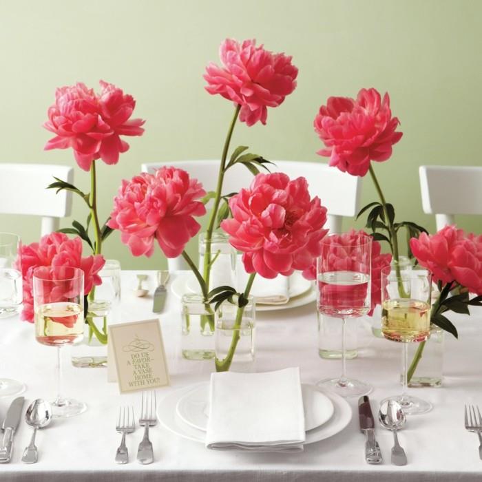 Τραπέζι με μεγάλα ροζ λουλούδια
