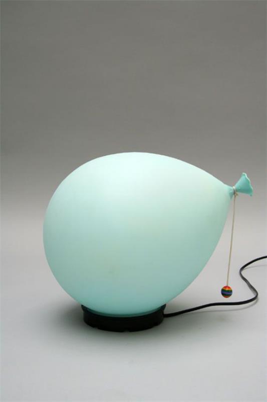 Επιτραπέζια φωτιστικά, φανταχτερά, ευφάνταστα σχεδιασμένα, σε σχήμα μπαλονιού σε γαλάζιο χρώμα