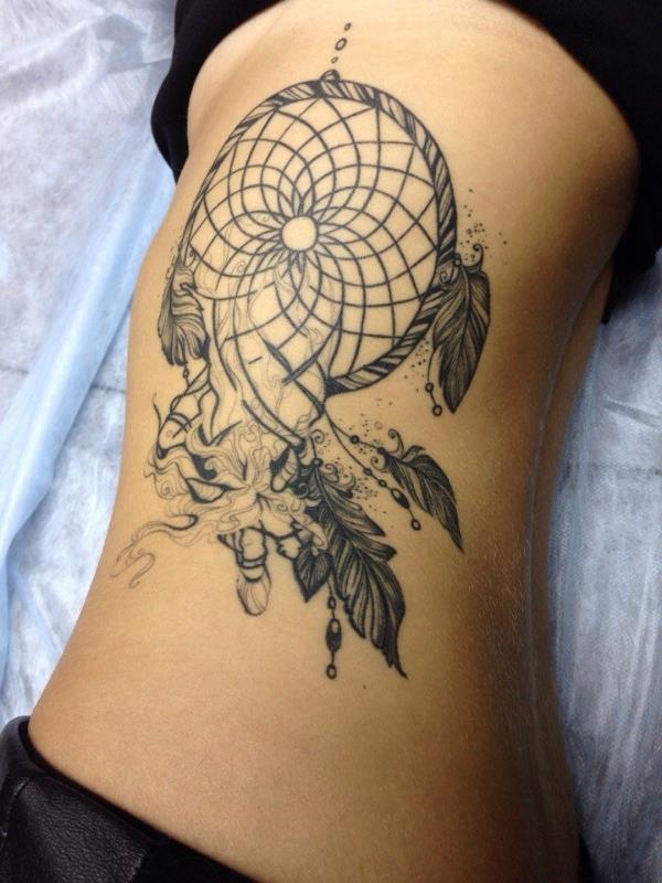 Καταπληκτική γυναίκα με τατουάζ όνειρο τατουάζ τατουάζ