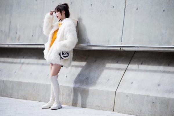 Υπέροχο λευκό σακάκι - τάσεις της μόδας Μόδα του δρόμου