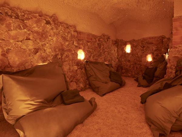 Υπέροχο δωμάτιο με ξαπλώστρες αλάτι σπήλαιο