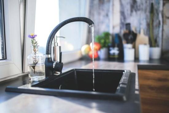 Τα κορυφαία 5 πλεονεκτήματα των διανομέων νερού βρύσης για το σπίτι και το γραφείο νερό βρύσης βρύσης στο σπίτι