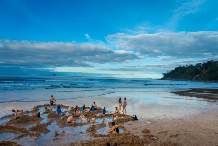 Top 5 πιο όμορφες παραλίες στον κόσμο Hot Water Beach New Zealand Hole σκάβοντας τον εαυτό σας για να απολαύσετε το ζεστό νερό