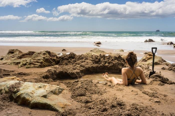 Οι 5 πιο όμορφες παραλίες στον κόσμο Hot Water Beach Νέα Ζηλανδία ζεστό νερό αναβλύζει από την άμμο