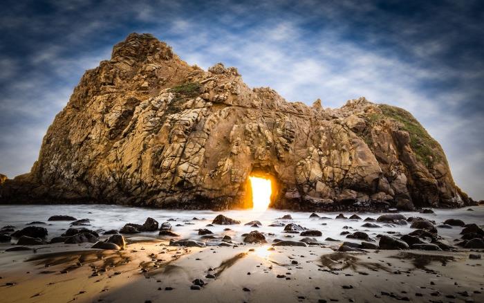 Top 5 πιο όμορφες παραλίες στον κόσμο Pfeiffer Beach California Rock στο surf σαν καθεδρικός ναός