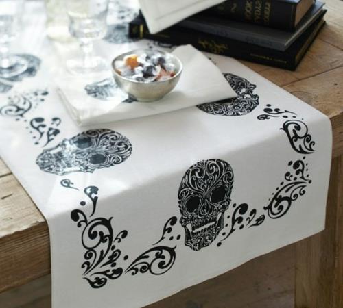 Διακόσμηση κρανίου για τραπέζι απόκριες μαύρο και άσπρο τραπεζομάντιλο