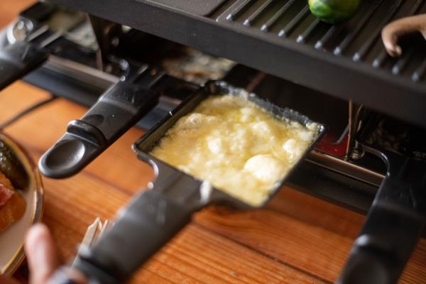 Παραδοσιακές και νόστιμες ιδέες ρακλέτας για το τηγάνι με φυσαλίδες με άκρες που σχηματίζουν φυσαλίδες τυριού