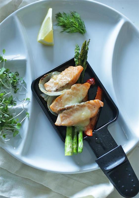 Παραδοσιακές και νόστιμες ιδέες ρακλέτας για το τηγάνι με ιδέες για συμβουλές με σολομό ψαριού