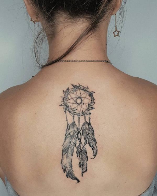 Dream catcher tattoo - τρυφερό σχέδιο στο δέρμα