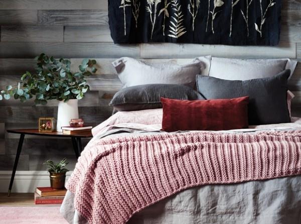 Trend χρώματα 2018 υπνοδωμάτιο μπορντό διακοσμητικό μαξιλάρι φωτεινά όμορφος συνδυασμός με γκρι και ροζ