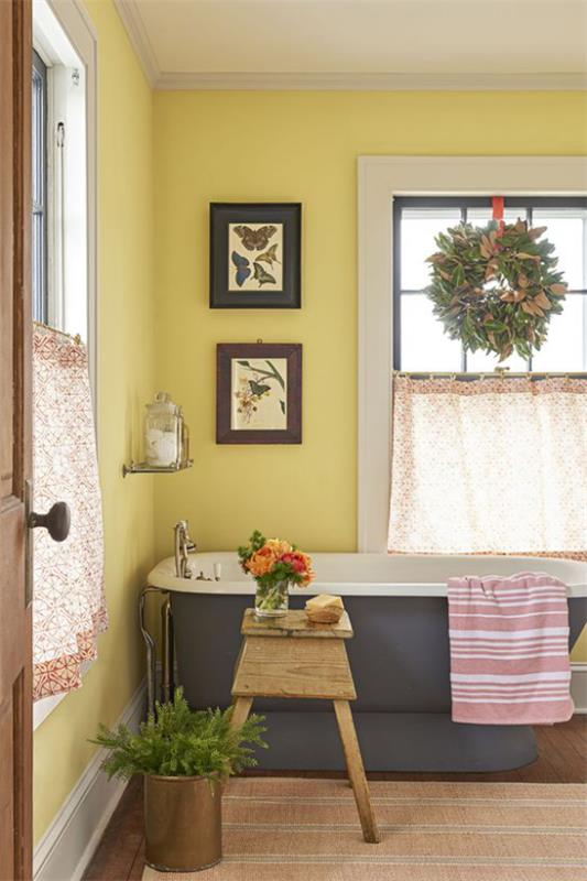 Trend χρώματα 2021 στο εσωτερικό του μπάνιου σε γκρι, κίτρινο τοίχο, με έντονες ιδέες για οπτικό αντίκτυπο