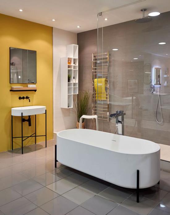 Trend χρώματα 2021 στο εσωτερικό του μπάνιου σε γκρι, κίτρινο τοίχο, έντονο οπτικό αντίκτυπο