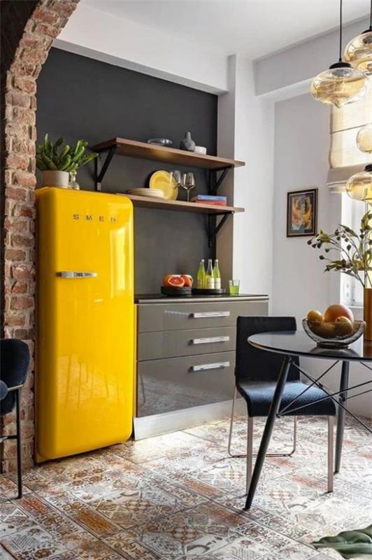 Trend χρώματα 2021 στο εσωτερικό της κουζίνας σε βιομηχανικό στιλ κίτρινο ψυγείο που τραβάει τα βλέμματα