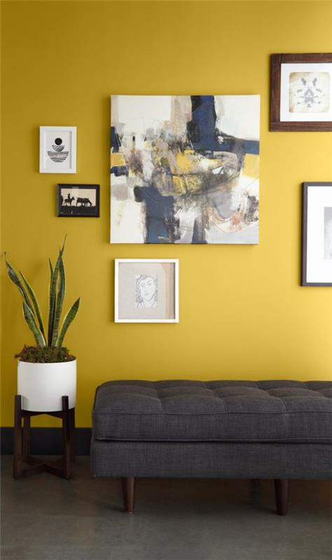 Trend χρώματα 2021 στο εσωτερικό του σαλονιού γκρι ξαπλώστρα κίτρινη προφορά τοίχου που ζωγραφίζει μια καλή οπτική ισορροπία