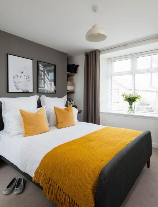 Trend χρώματα 2021 στο εσωτερικό άνετο υπνοδωμάτιο ακτινοβολεί πολύ ζεστασιά κίτρινα κουβέρτα μαξιλάρια γκρι ιδέες τοίχου προφοράς