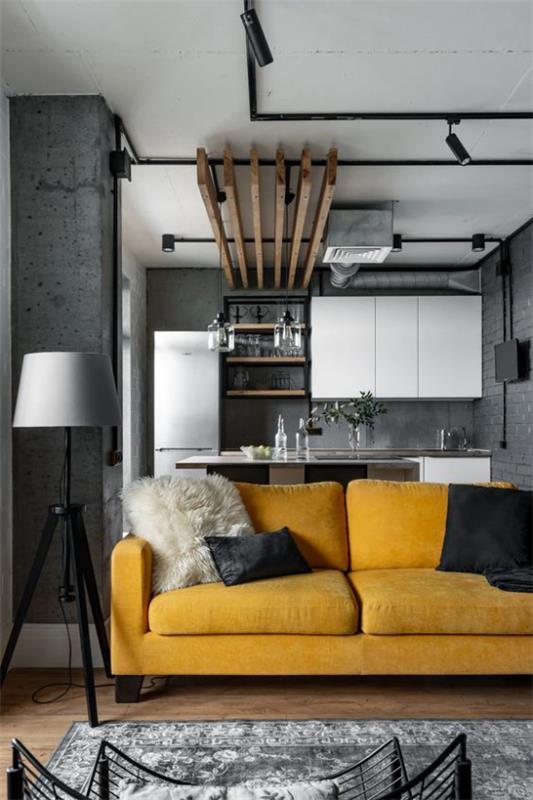 Trend χρώματα 2021 στην εσωτερική γκρι κουζίνα με βιομηχανικό στυλ κίτρινο καναπέ που τραβάει τα βλέμματα