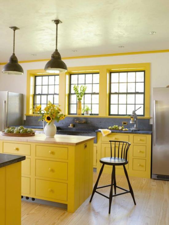 Trend χρώματα 2021 στην εσωτερική μοντέρνα κουζίνα στο Illuminating Yellow ζεστό ζεστό φιλόξενο