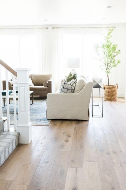 Μοντέρνο ξύλινο πάτωμα μοντέρνο σαλόνι αποπνέει ζεστασιά και γοητεία
