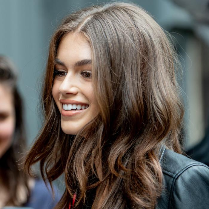 Μοντέρνα χρώματα μαλλιών 2019 μοντέλο Kaia Gerber φυσικά καφέ